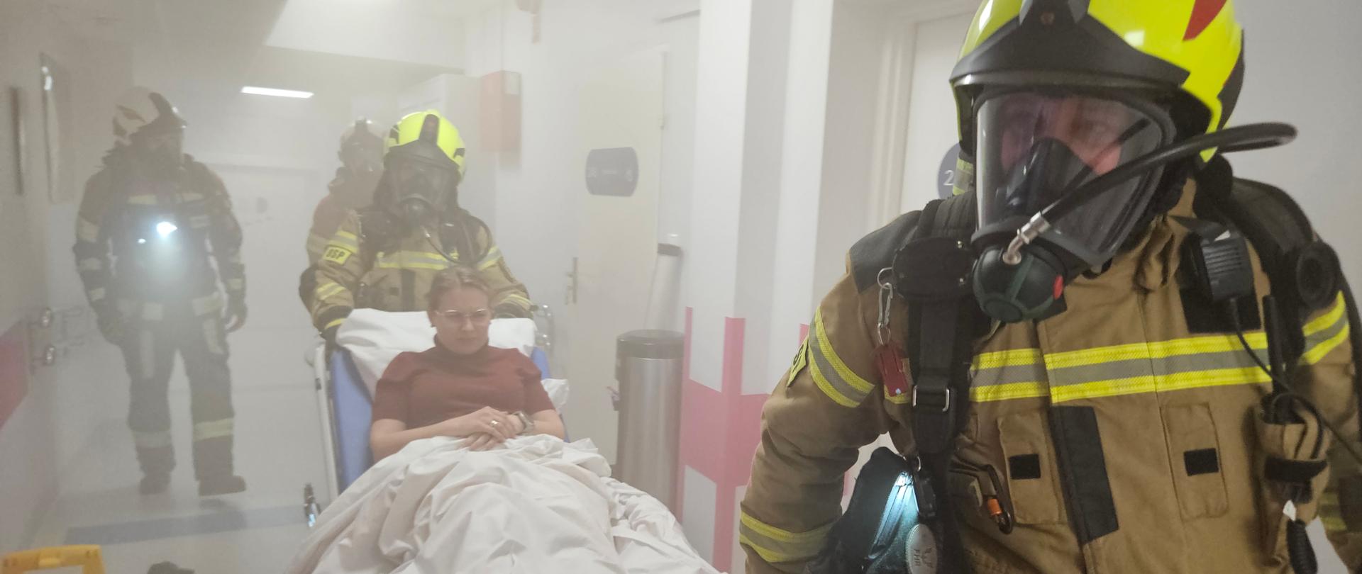 Strażacy i personel szpitala w trakcie ćwiczeń