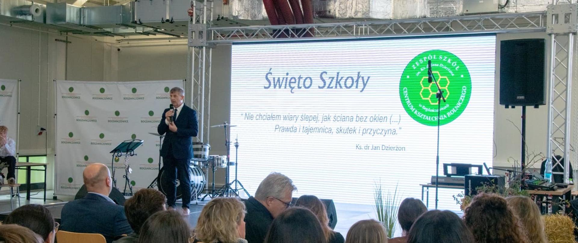 wystąpienie dyrektora na akademii 