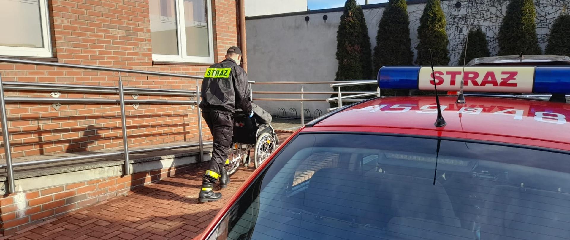 Gliwiccy strażacy pomagają w transporcie osób do punktów szczepień