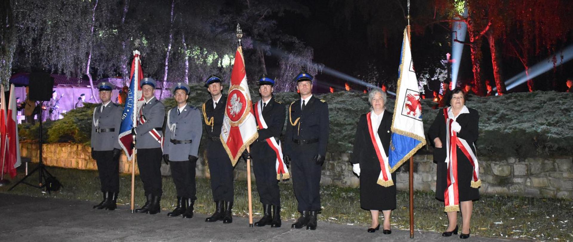 Poczty sztandarowe, po środku poczet z KP PSP Stargard