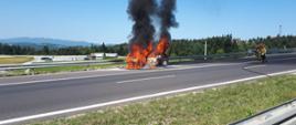 Pożar samochodu na drodze S7