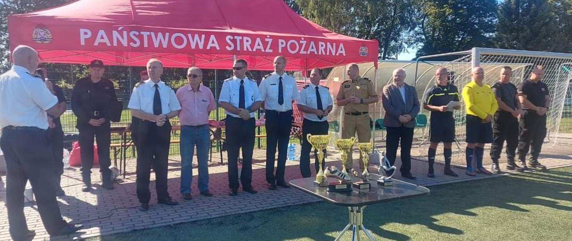 Funkcjonariusze PSP podczas turnieju piłki nożnej na boisku piłki nożnej w Kamieniu Pomorskim