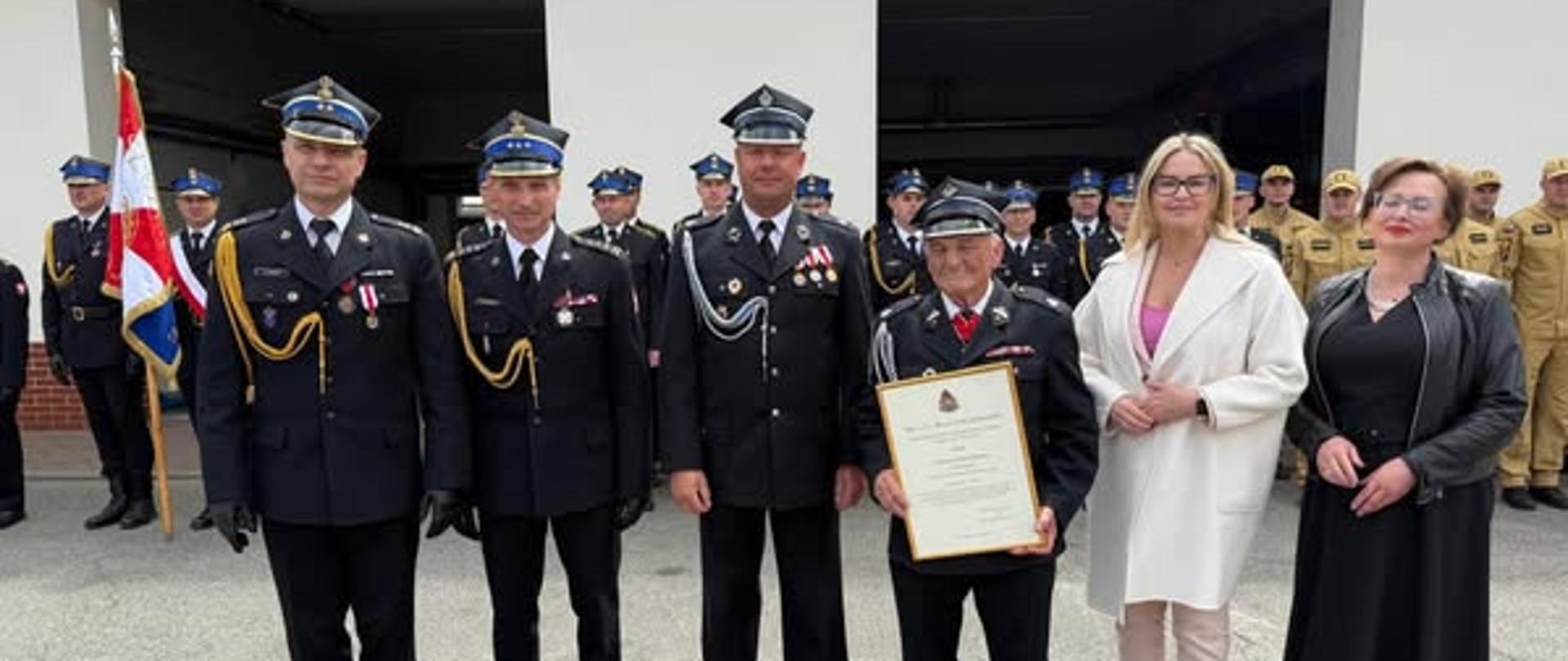 Powiatowe obchody Dnia Strażaka w Radziejowie. Zdjęcie przedstawia strażaków PSP oraz OSP oraz przedstawicieli instytucji podczas obchodów.