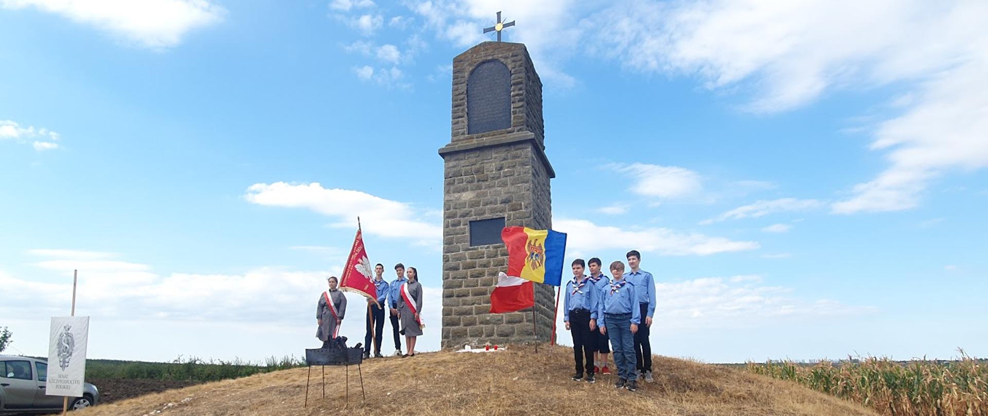 Drużyna harcerska przy pomniku Hetmana Stanisława Żółkiewskiego