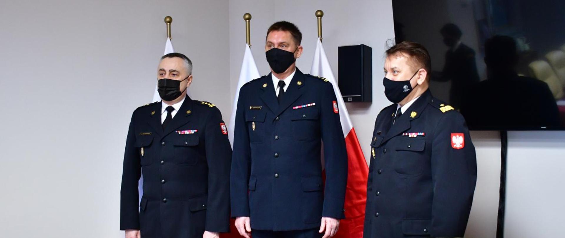 Pożegnanie ze służbą Zastępcy Komendanta Powiatowego PSP w Piasecznie. Na zdjęciu od lewej st. bryg. Leszek Szcześniak - Komendant powiatowy PSP w Piasecznie st. bryg. Maciej Szafarczyk, nadbryg. Jarosław Nowosielski - Mazowiecki Komendant Wojewódzki PSP. Wszyscy ubrani w mundury wyjściowe. 