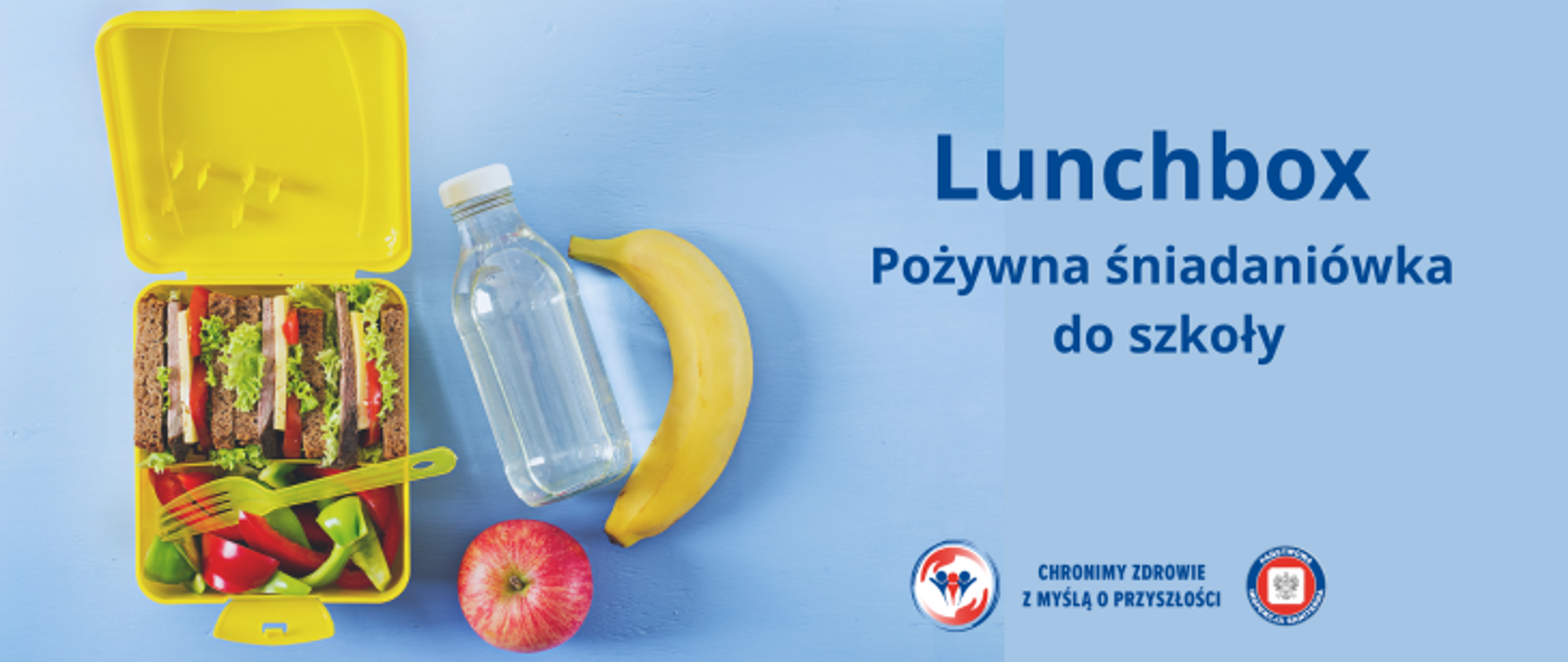 Grafika przedstawia żółty plastikowy pojemnik - śniadaniówkę, a w niej z najdują sie kolorowe kanapki oraz pokrojone na kawałki papryki w kolorze czerwonym i zielonym. na śniadaniówce leży żółty widelec. Po prawej stronie leży butelka z wodą, banan oraz jabłko. Po prawej sronie znajduje się napis Lunchbox - pożywna śniadaniówka do szkoły, a pod spodem dwa logo Inspekcji Sanitarnej oraz hasło Chronimy Zdrowie z Myślą o przyszłosci. 