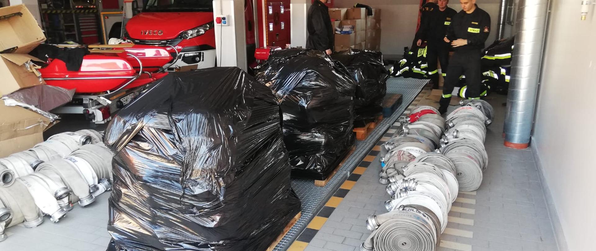 Na zdjęciu sprzęt zebrany przez jednostki Ochotnicze Straże Pożarne z terenu powiatu świeckiego dla strażaków z Ukrainy