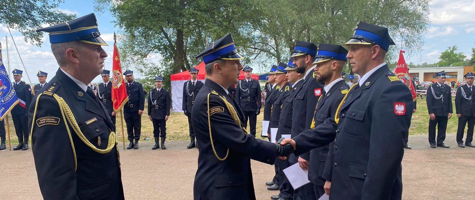 Strażacy otrzymujący odznaczenia
