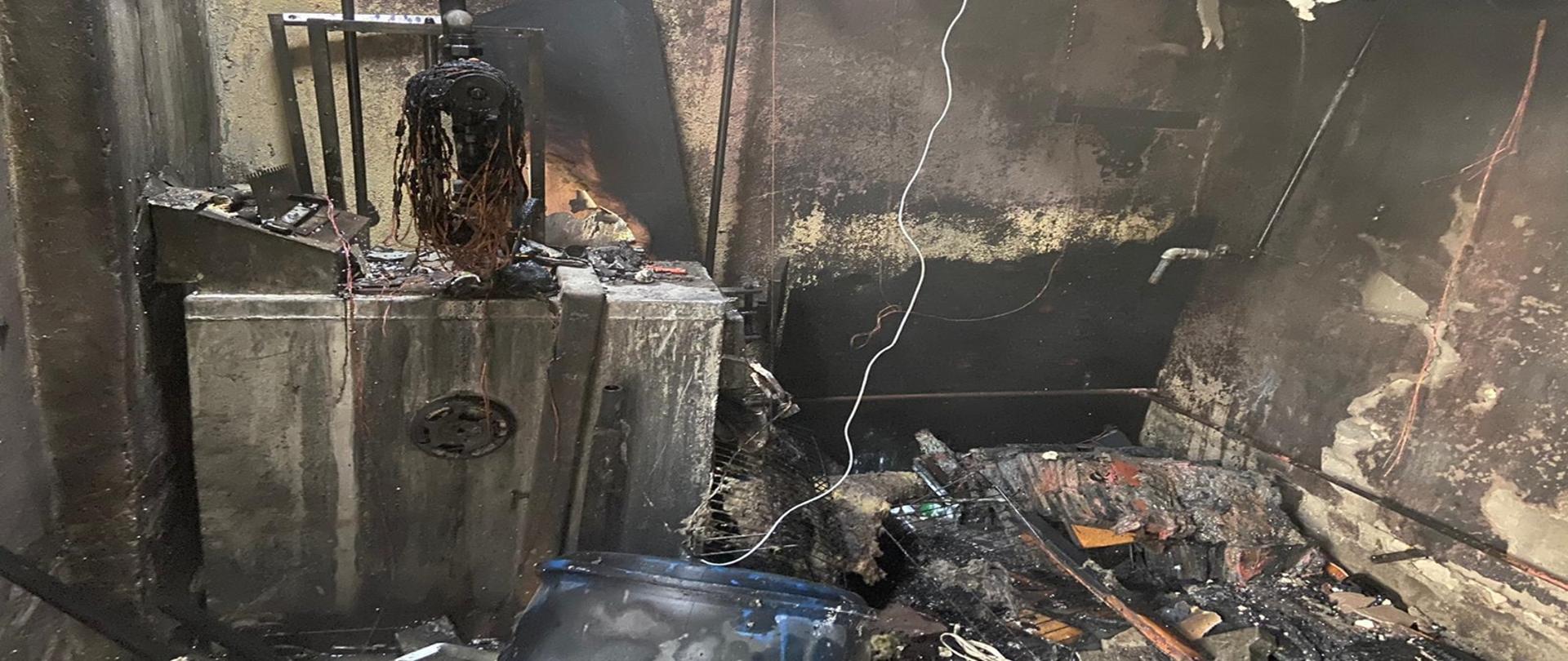 Na zdjęciu widać wnętrze spalonej kotłowni 