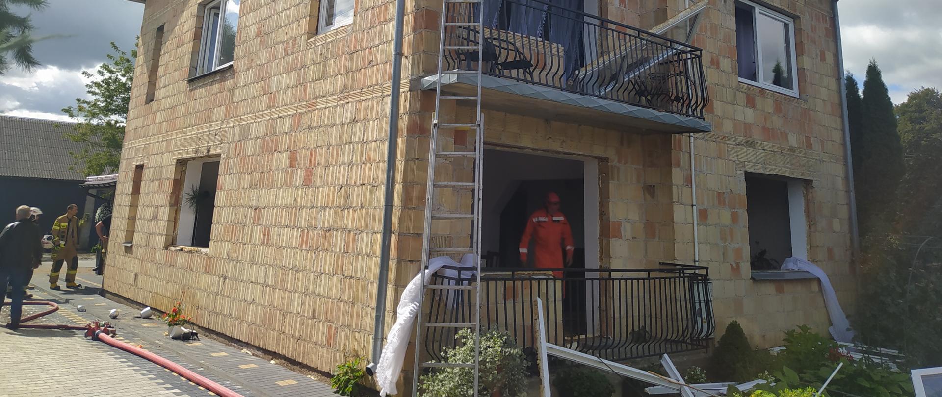 widok domu po wybuchu gazu na tle posesji