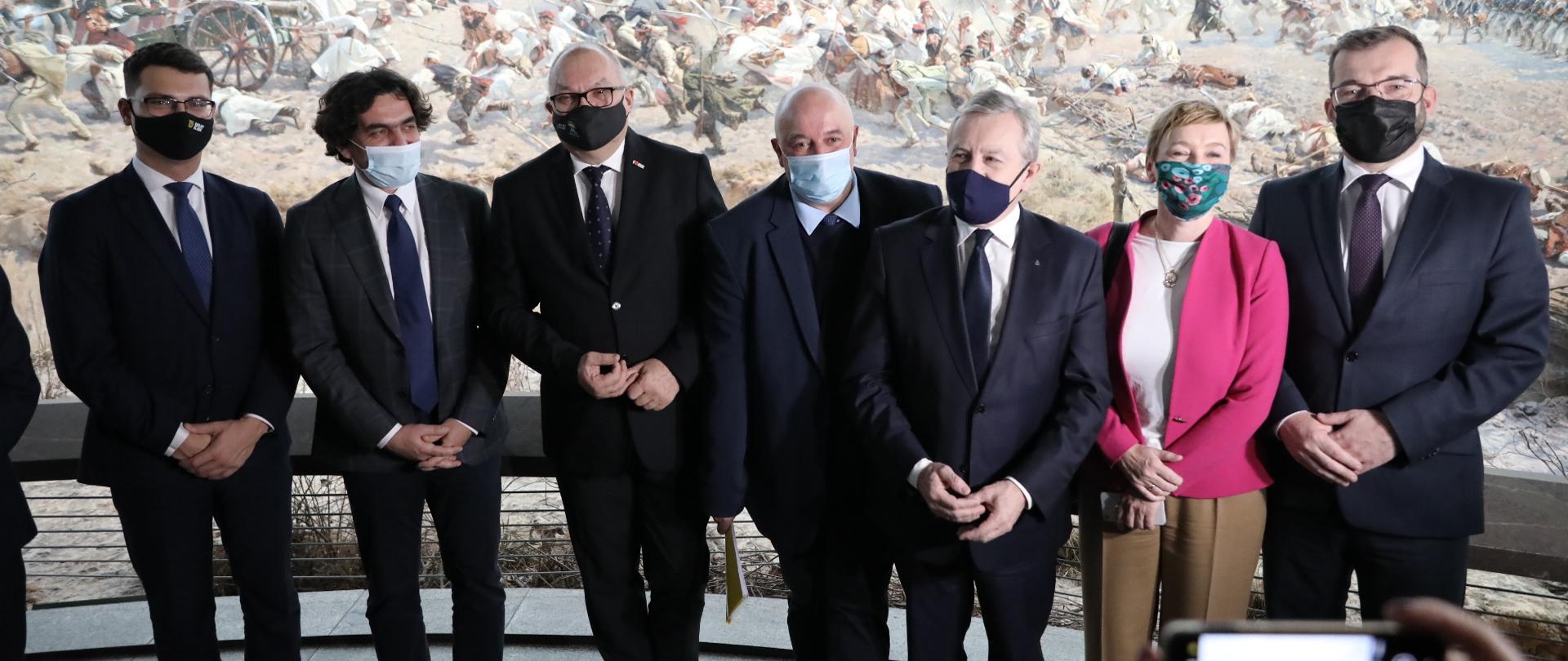 na tle Panoramy Racławickiej do zdjęcia pozują uczestnicy konferencji