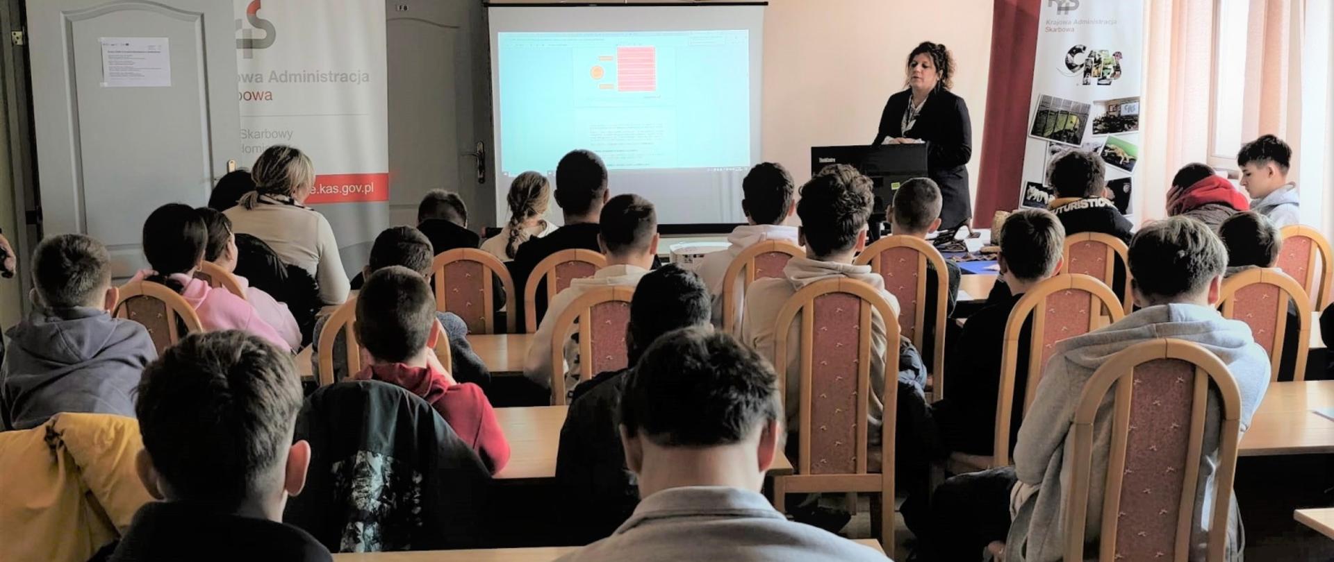 Grupa młodzieży słucha lekcji o finansach