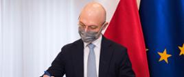 Minister Michał Kurtyka podpisuje dokument.