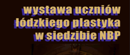 Plakat wystawy uczniów łódzkiego Plastyka w siedzibie Narodowego Banku Polskiego. Na czarnym tle na środku plakatu duże okno z ozdobnymi brązowymi zasłonami. W oknie widok na budynek znajdujący się naprzeciwko banku. Po lewej stronie plakatu granatowy tekst z datą wystawy, u dołu tekst "NBP Oddział Okręgowy w Łodzi al. Tadeusza Kościuszki 14"