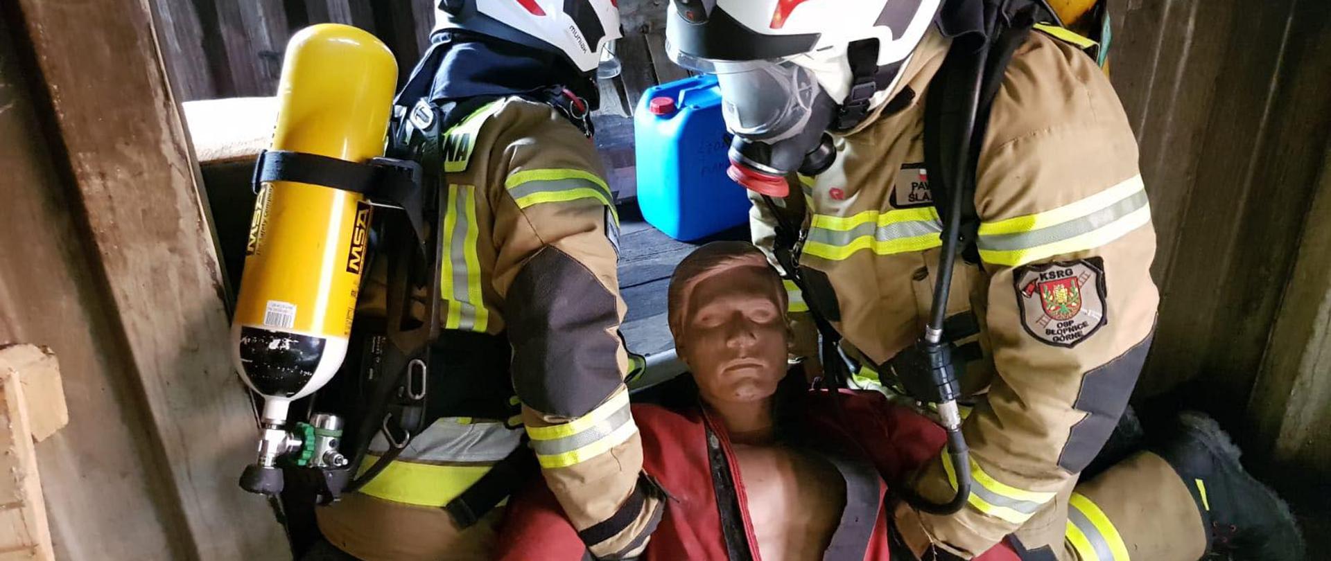 Zajęcia związane z pracą w aparatach ODO oraz przeszukiwaniem pomieszczeń na poligonie OSP Łososina Górna