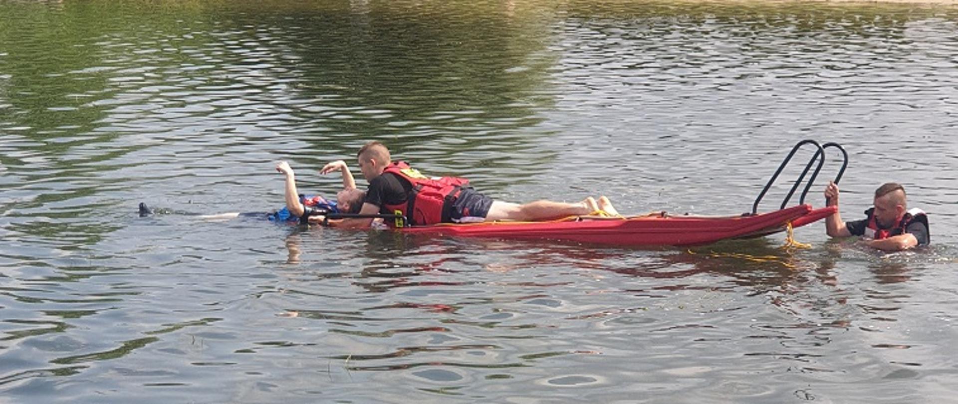 Podejmowanie poszkodowanego na sanie wodno-lądowe