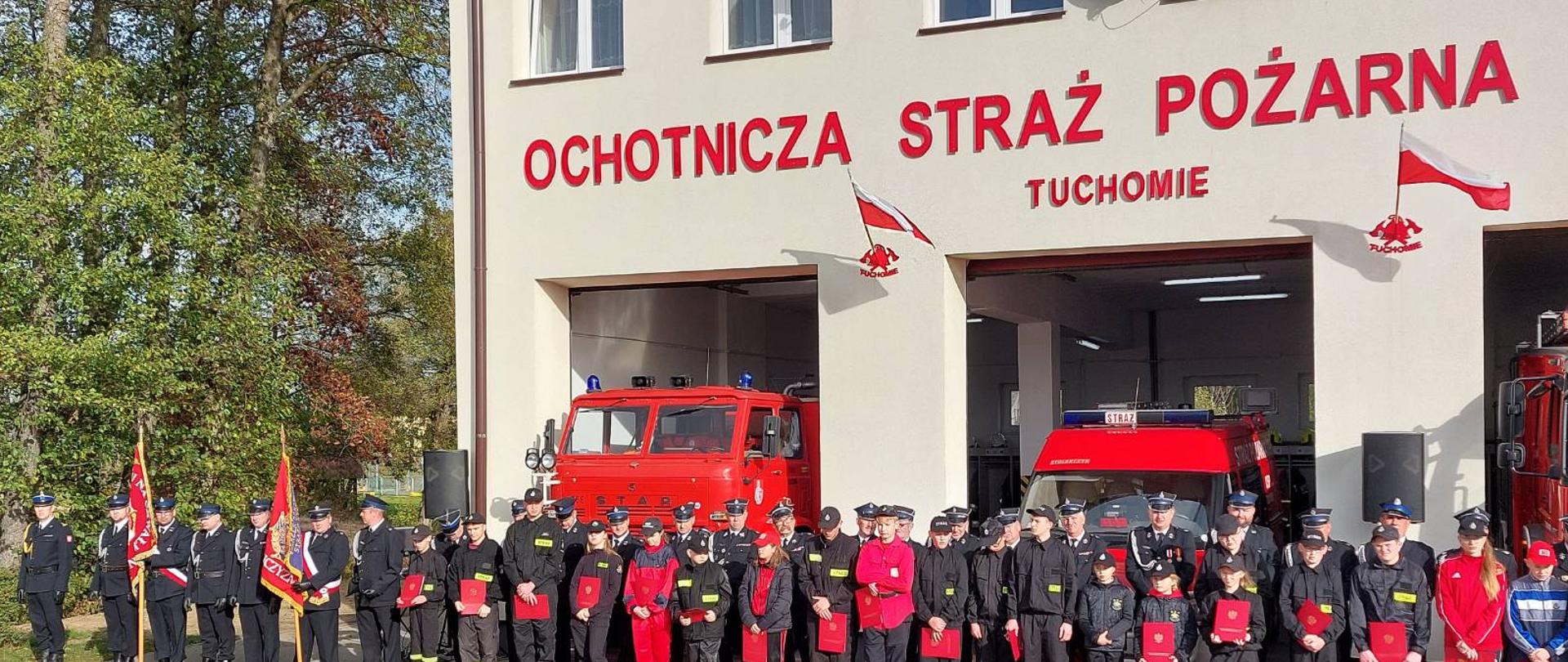 Na placu przed strażnicą stoją druhny i druhowie w dwuszeregu.