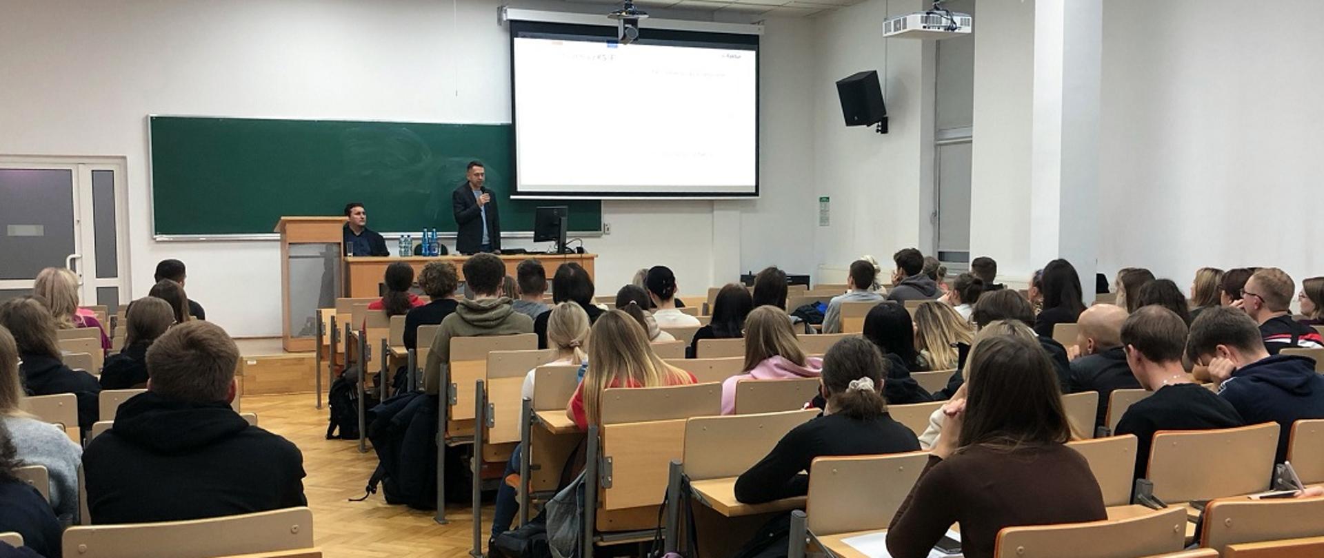 Eksperci z US w Suwałkach prowadzą spotkanie informacyjne dot. KSeF w Państwowej Uczelni Zawodowej im. prof. Edwarda F. Szczepanika w Suwałkach 