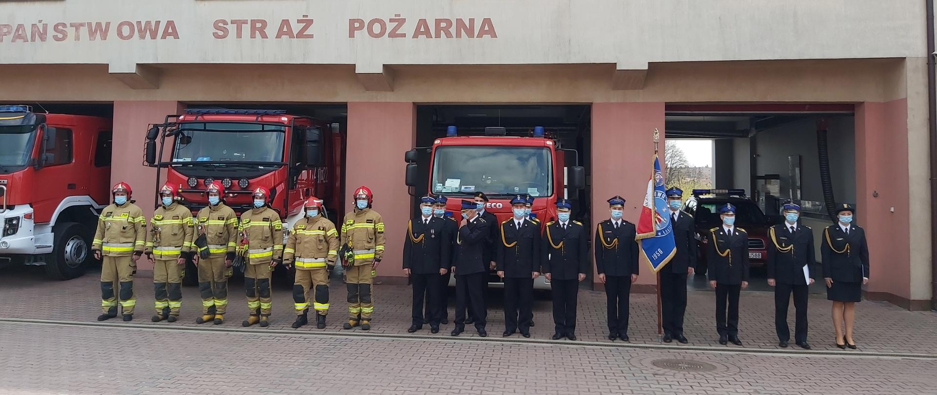 Uroczysta zbiórka ze względu na reżim sanitarny odbyła się na placu przed budynkiem komendy