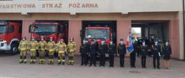 Uroczysta zbiórka ze względu na reżim sanitarny odbyła się na placu przed budynkiem komendy