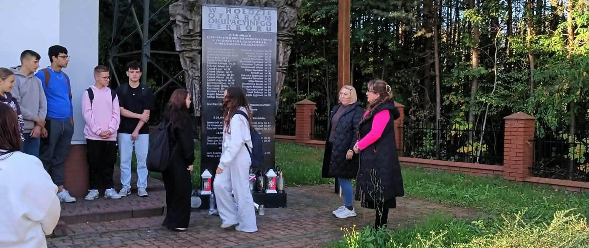Akcja "Czytamy z sercem" Spacer naszych uczniów