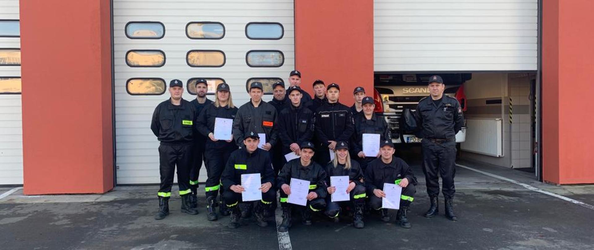 Absolwenci szkolenie po wręczeniu zaświadczeń