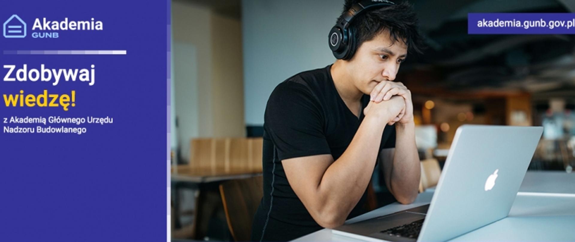 Osoba przy laptopie z grafiką promującą Akademię GUNB i adresem akademia.gunb.gov.pl.