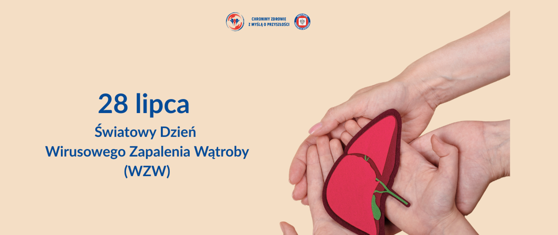 Na jasnobeżowym tle znajduje się grafika informacyjna dotycząca Światowego Dnia Wirusowego Zapalenia Wątroby. Po lewej stronie, dużym niebieskim napisem widnieje tekst: „28 lipca”, a poniżej: „Światowy Dzień Wirusowego Zapalenia Wątroby (WZW)”.
Po prawej stronie przedstawiono kilka dłoni ułożonych wokół symbolicznego modelu wątroby. Dłonie tworzą kształt przypominający gest ochrony i wsparcia. W centrum znajduje się czerwono-różowy model wątroby z zaznaczonymi zielonymi elementami anatomicznymi. Grafika symbolizuje troskę o zdrowie wątroby oraz znaczenie profilaktyki i ochrony przed wirusowym zapaleniem wątroby.
W górnej części plakatu umieszczono dwa niewielkie logotypy oraz hasło: „Chronimy zdrowie z myślą o przyszłości”. W dolnej części znajduje się napis: „Wojewódzka Stacja Sanitarno-Epidemiologiczna w Białymstoku”.
Kolorystyka grafiki jest stonowana – dominuje jasny beż, niebieskie napisy oraz czerwono-różowy symbol wątroby, który stanowi główny element ilustracji.