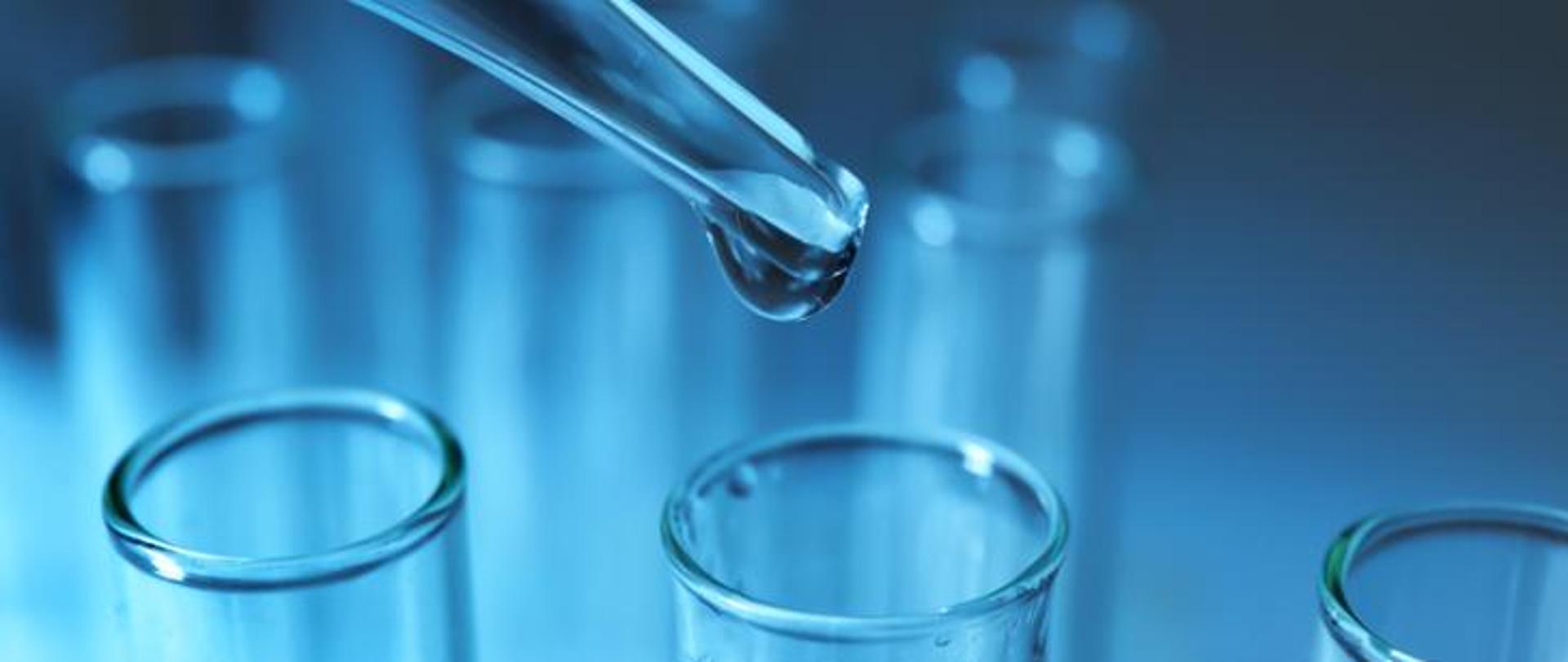 Kropka cieczy spadająca do probówki.