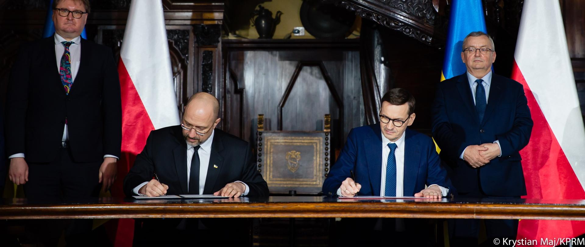 Premier Mateusz Morawiecki i Premier Ukrainy Denys Szmyhal podczas podpisywania memorandum między Polską i Ukrainą o zacieśnianiu współpracy w sektorze kolejowym.

