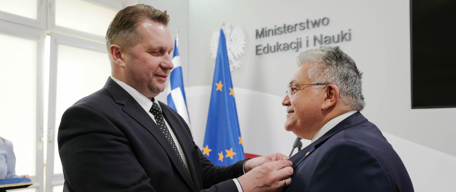 Minister Przemysław Czarnek wręcza odznaczenie profesorowi Nikolaosowi Papaioamou