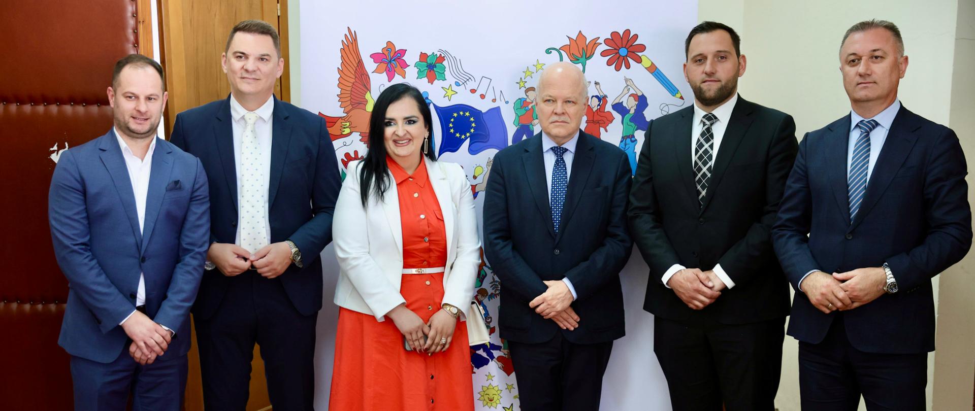 Zajednička fotografija, 6 osoba, otpravnik poslova sa ministrima i predstavnicima Gusinja