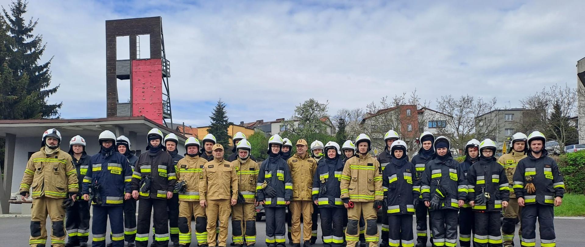 zdjęcie zbiorowe uczestników kursu. strażacy w mundurach
