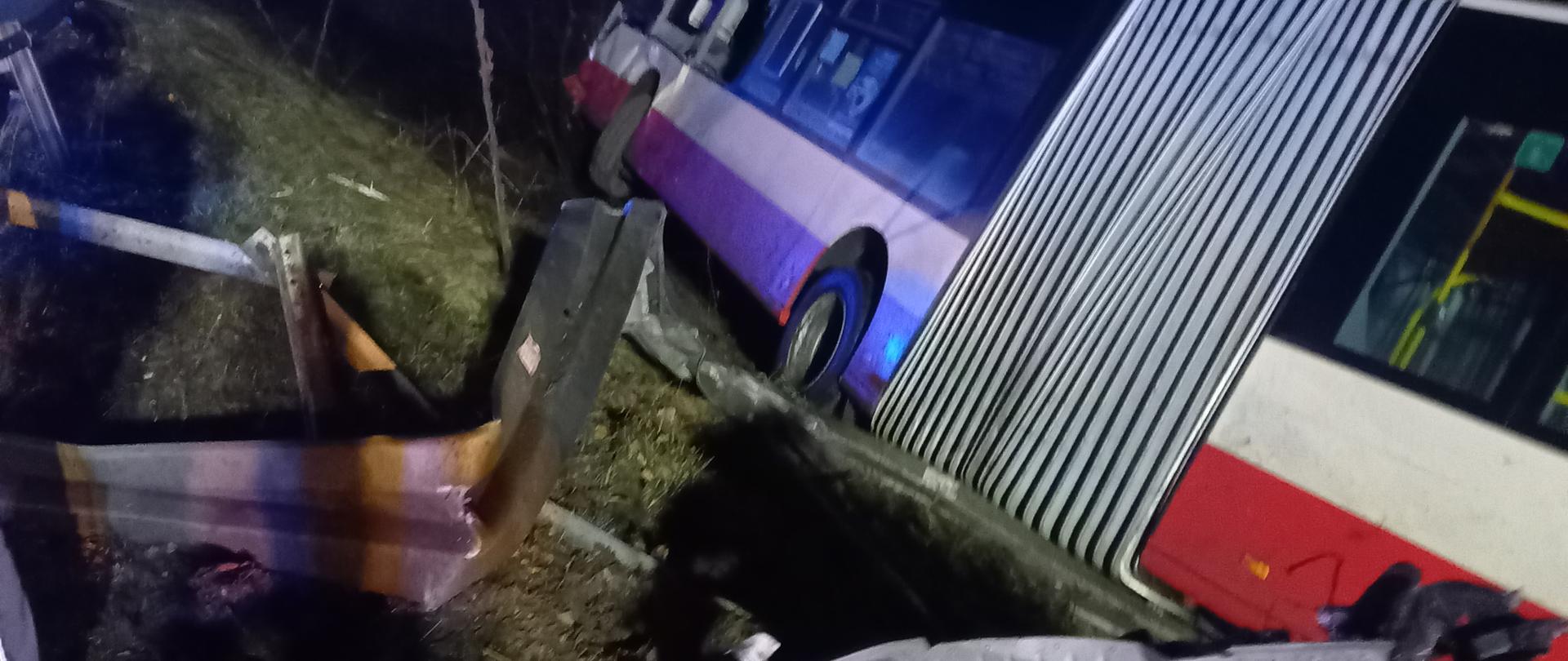 widok uszkodzonego autobusu oraz samochodu osobowego