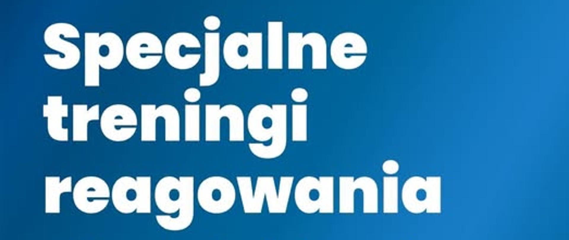 Pionowy plakat o niebieskim tle z biało-czerwonym paskiem u góry, promujący specjalne treningi reagowania. W lewym górnym rogu znajduje się białe godło Polski (orzeł w koronie), a obok niego, w dwóch wierszach, biały napis: Ministerstwo Spraw Wewnętrznych i Administracji. Poniżej paska, na środku plakatu, widnieje duży, biały, wielowierszowy napis pogrubioną czcionką: Specjalne treningi reagowania. Pod nim, mniejszym pismem, napisano: - dla mieszkańców woj. lubelskiego i podkarpackiego. W dolnej części plakatu, po lewej stronie, znajdują się dwie białe ikony: kalendarz oraz zegar. Obok ikony kalendarza napisano białą czcionką: 19 września 2026, a obok ikony zegara: 11:00 - 14:00. Prawa strona tła jest jaśniejsza, a lewy dolny róg - ciemniejszy.