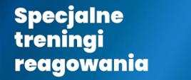 Pionowy plakat o niebieskim tle z biało-czerwonym paskiem u góry, promujący specjalne treningi reagowania. W lewym górnym rogu znajduje się białe godło Polski (orzeł w koronie), a obok niego, w dwóch wierszach, biały napis: Ministerstwo Spraw Wewnętrznych i Administracji. Poniżej paska, na środku plakatu, widnieje duży, biały, wielowierszowy napis pogrubioną czcionką: Specjalne treningi reagowania. Pod nim, mniejszym pismem, napisano: - dla mieszkańców woj. lubelskiego i podkarpackiego. W dolnej części plakatu, po lewej stronie, znajdują się dwie białe ikony: kalendarz oraz zegar. Obok ikony kalendarza napisano białą czcionką: 19 września 2026, a obok ikony zegara: 11:00 - 14:00. Prawa strona tła jest jaśniejsza, a lewy dolny róg - ciemniejszy.