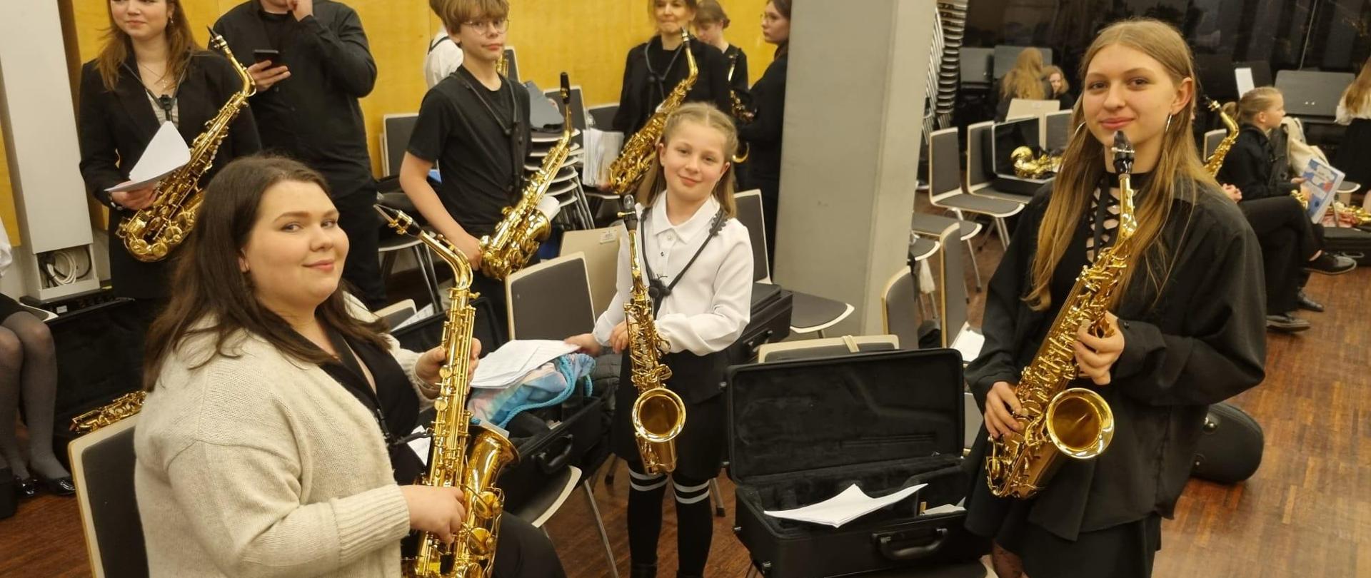 Uczennice PSM we Wschowie podczas Forum. W tle inni uczestnicy spotkania.