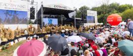 Scena, pod którą zgromadzili się uczestnicy Dożynek Województwa Łódzkiego 2024 w Spale. 