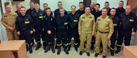 Zdjęcie zbiorowe - absolwenci szkolenia naczelnika OSP i strażacy PSP.