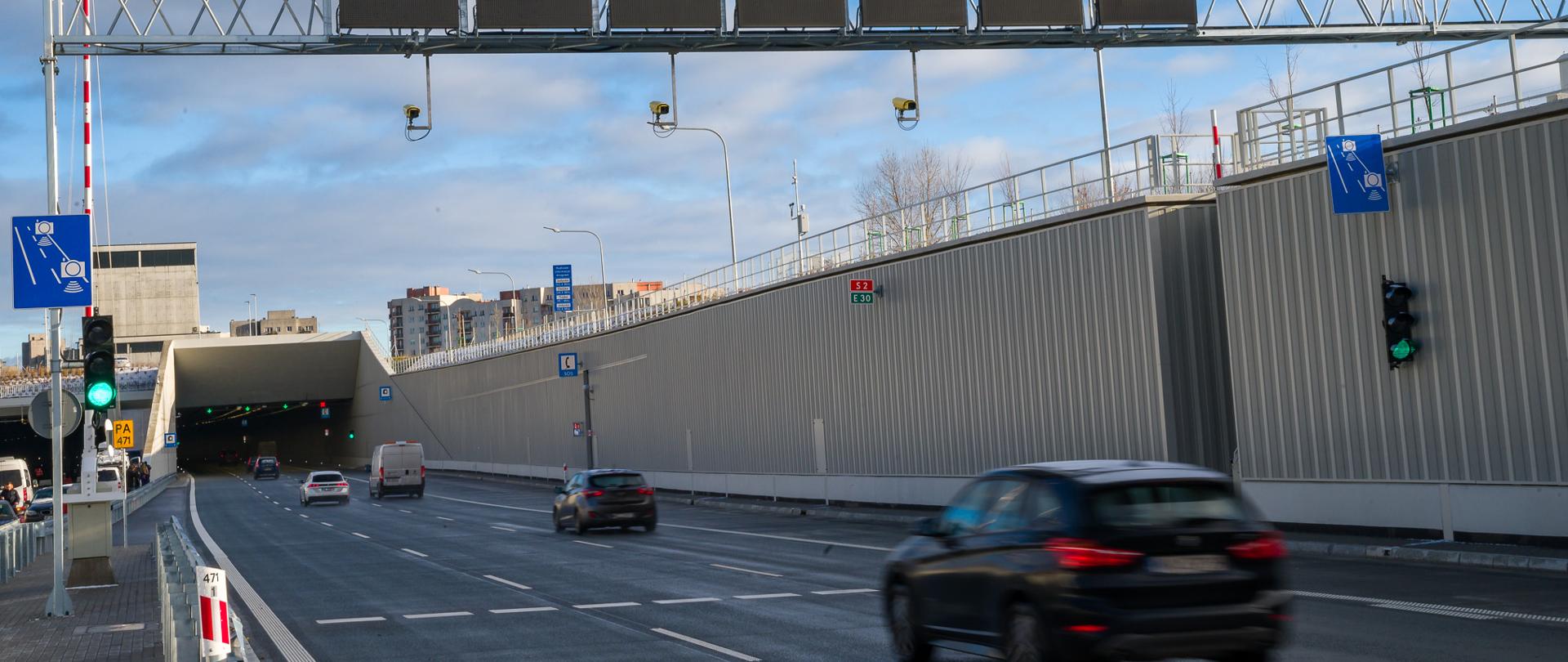 Otwarcie S2 POW z tunelem pod Ursynowem - pierwsze samochody na wjeździe do tunelu