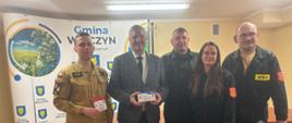 Na zdjęciu widać funkcjonariusza, Wójta gminy Wilczyn oraz druhów OSP.