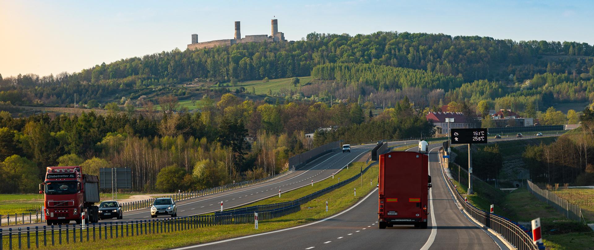 Na zdjęciu droga ekspresowa S7 a na niej jadące pojazdy