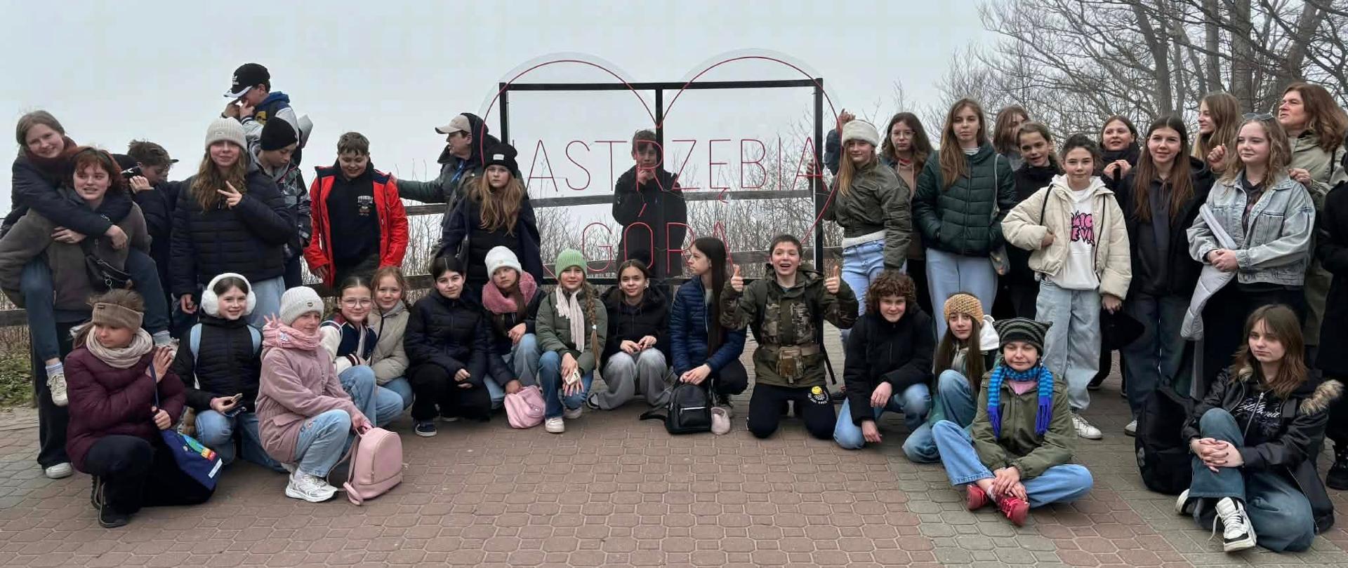 Chórzyści pozują na nadmorskim klifie w Jastrzębiej Górze