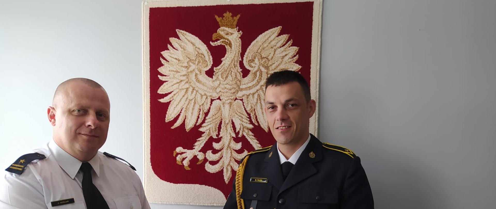 Komendant powiatowy PSP mł. bryg Jarosław Kołak pogratulował osobiście absolwentowi