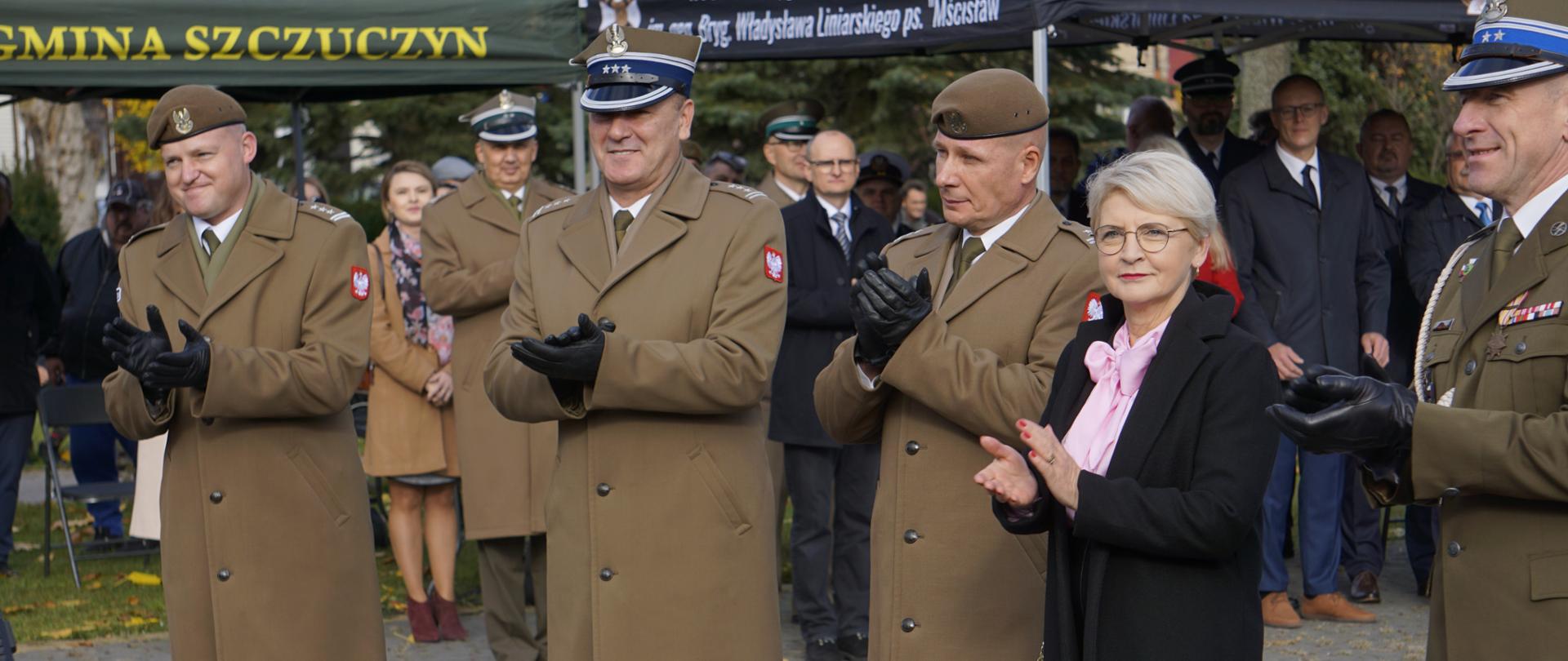 Wicewojewoda podlaska Bogusława Szczerbińska na przysiędze podlaskich terytorialsów w Szczuczynie