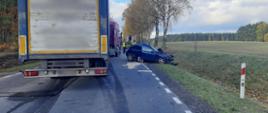Miejsce wypadku z udziałem samochodu osobowego i dwóch ciężarowych na drodze wojewódzkiej numer 615 w okolicach Ciechanowa. Na miejscu zdarzenia pracowali również inspektorzy mazowieckiej Inspekcji Transportu Drogowego.