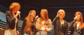 5 wokalistek śpiewa do mikrofonów 