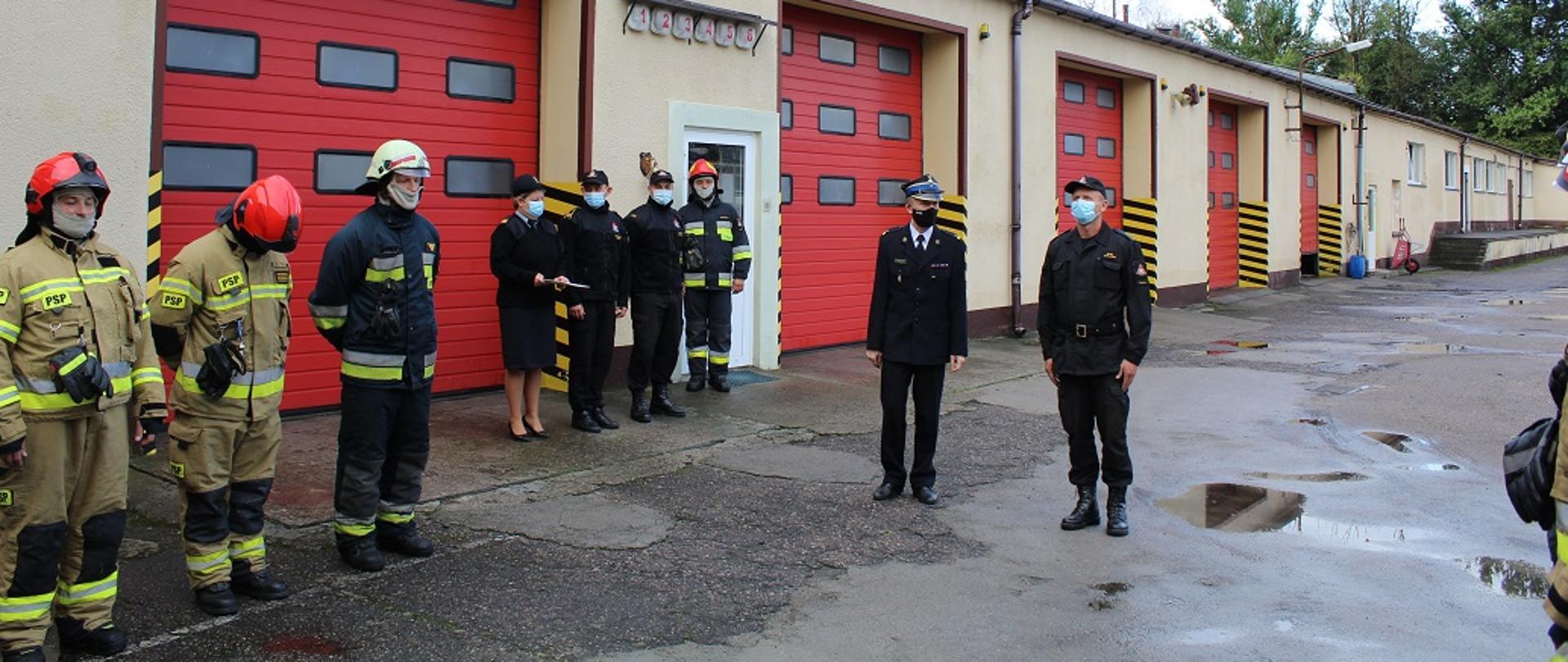 Zdjęcie na placu KP PSP Świdwin z okazji 25-lecia pracy i służby 