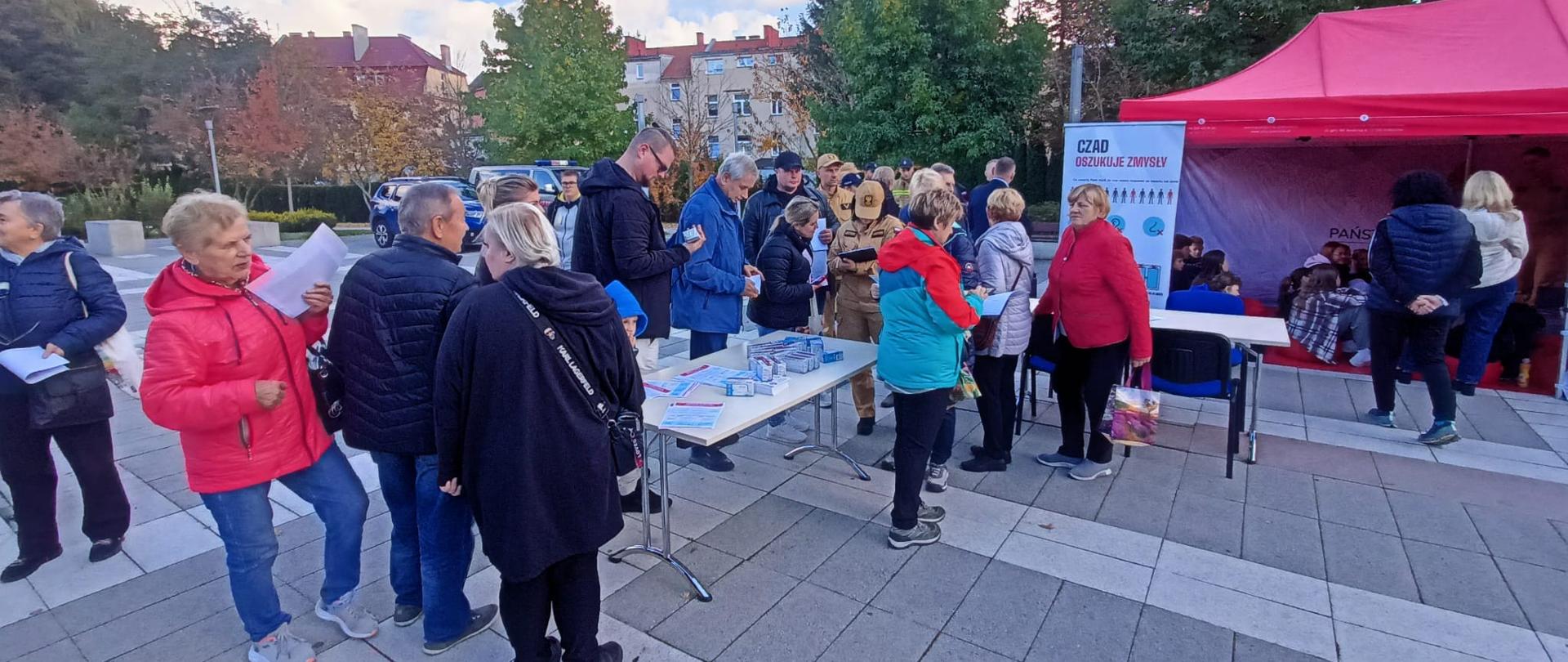 Zdjęcie przedstawia mieszkańców uczestniczących w festynie