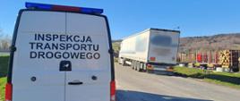 Na pierwszym planie (od lewej): tył oznakowanego furgonu podkarpackiej Inspekcji Transportu Drogowego. W tle: kontrolowany ciągnik siodłowy z podpiętą naczepą-firanką przewożący materiał niebezpieczny (ADR).
